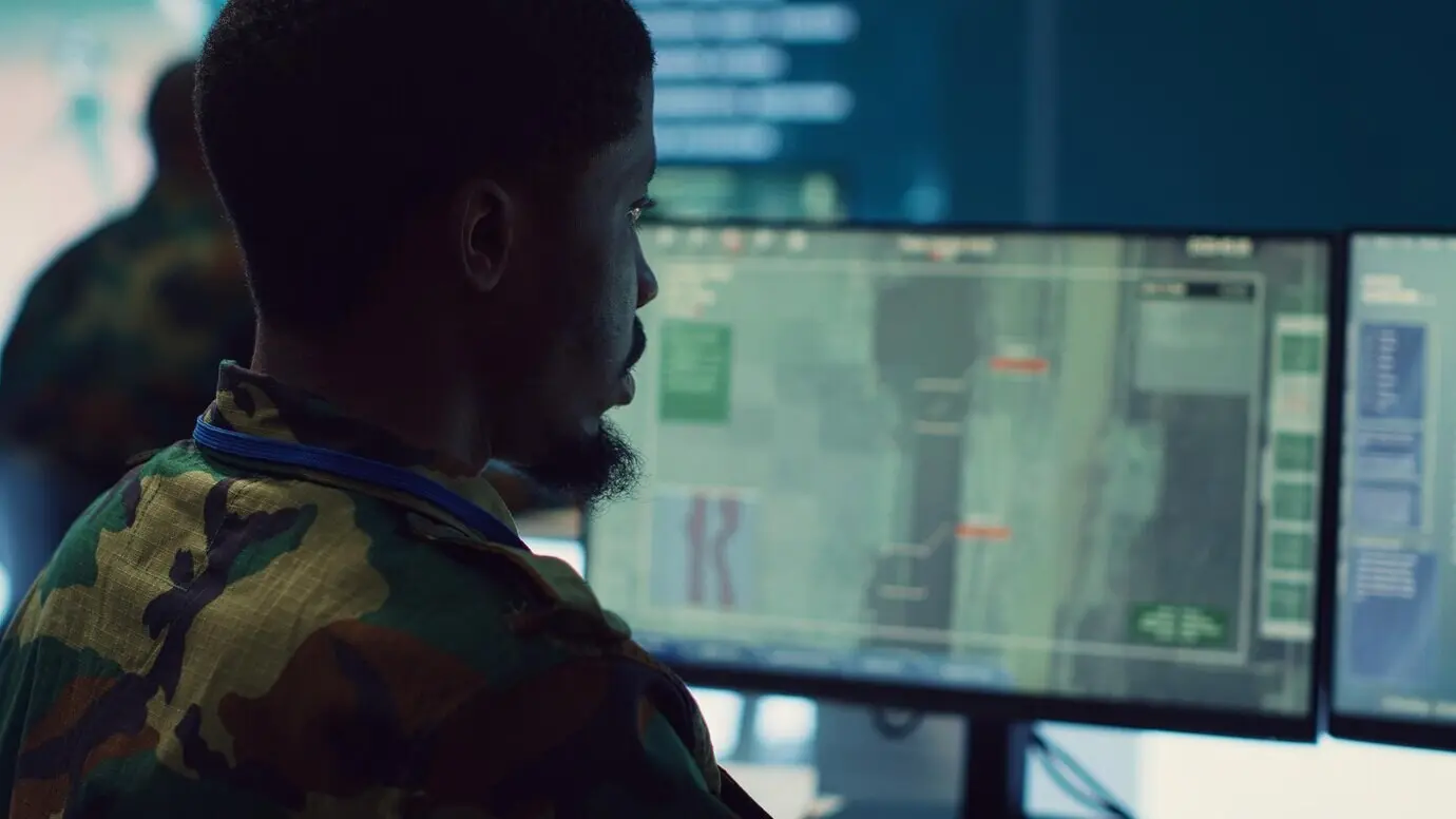 Солдат вводит и обрабатывает тактические данные с помощью разведывательной радиолокационной системы.