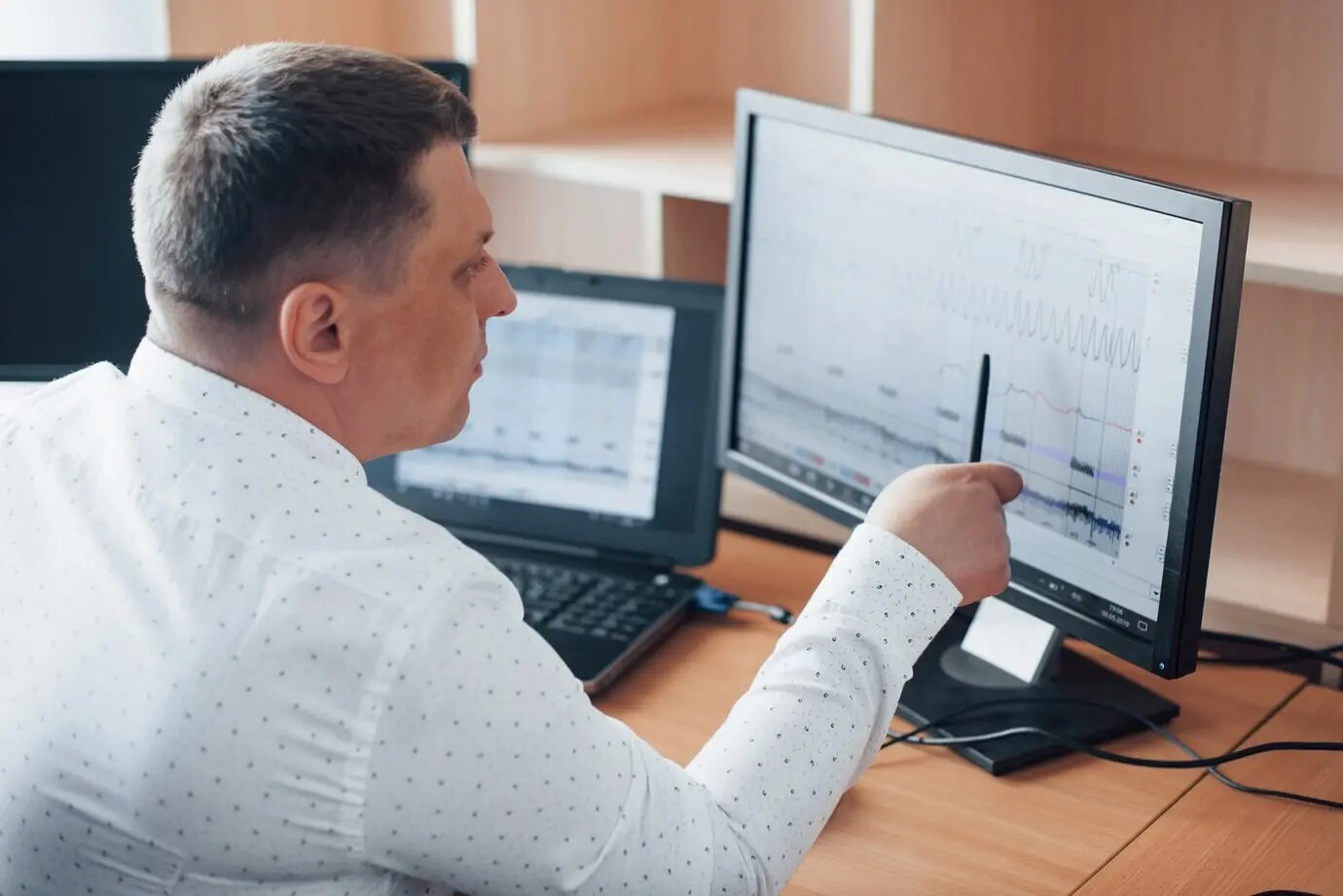 Теперь я вижу, что ответ ложный. Полиграфолог работает в офисе со своим оборудованием детектора лжи.