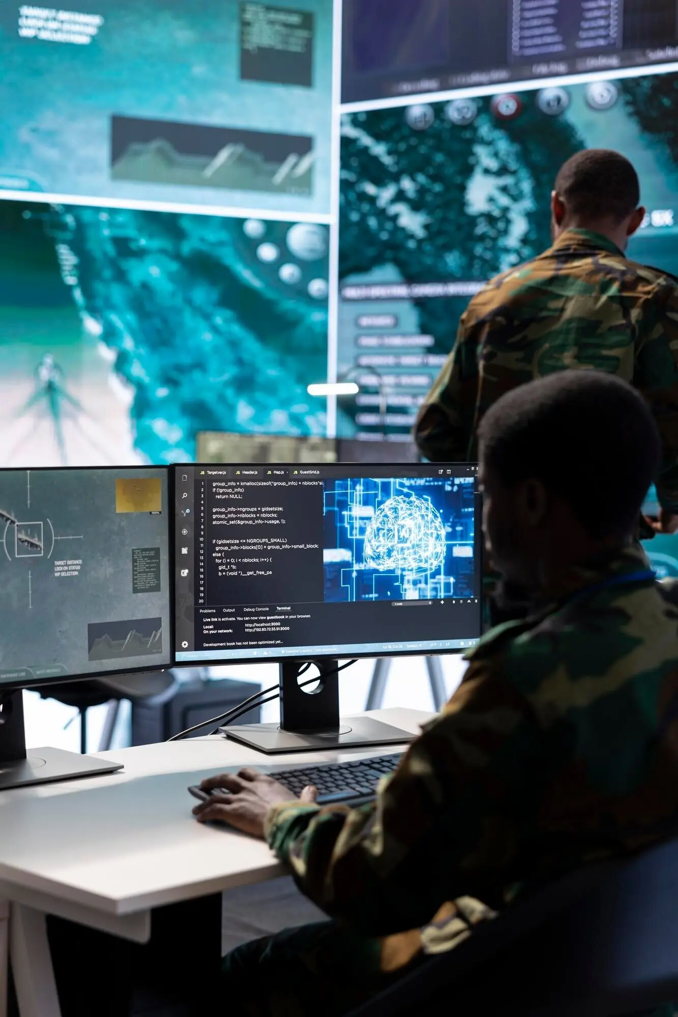 Военные эксперты в центре управления миссией используют современные технологии на компьютере.