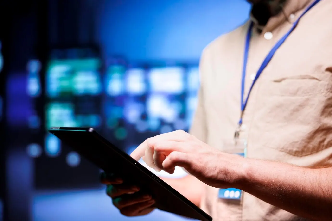 Пожалуйста, отправьте исходное описание «Электрик между суперкомпьютерами», которое нужно перефразировать на русском.