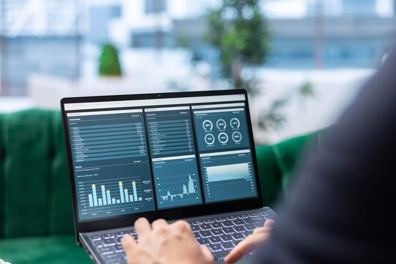 Решительный генеральный директор работает в офисе, анализирует инфографику и ставит бизнес-цели.